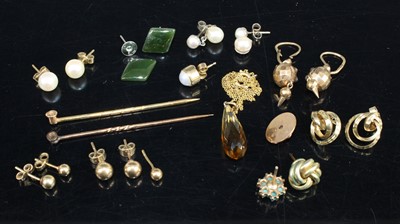 Lot 386 - A collection of gold and yellow metal...