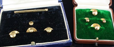 Lot 392 - A cased set of four gent's 18ct gold collar...