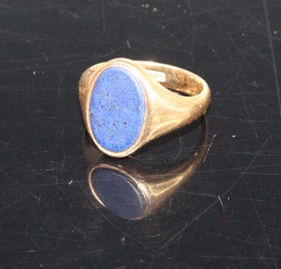 Lot 407 - A 9ct gold lapis lazuli set signet ring, 4.6g,...