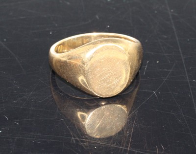 Lot 408 - A gent's heavy 9ct gold signet ring, 13.2g,...