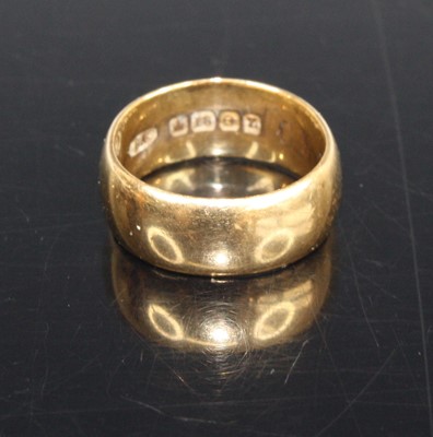 Lot 414 - An 18ct gold wedding band, 9.3g, size P+...