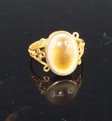 Lot 420 - A yellow metal and cabochon agate set dress...