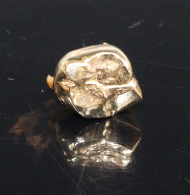 Lot 430 - A gold cased tooth, gross weight 4.5g