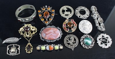 Lot 450 - A collection of brooches, to include agate and...