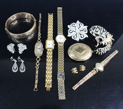 Lot 455 - A bag of assorted costume jewellery, to...