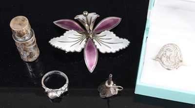 Lot 462 - Assorted costume jewellery to include; silver...