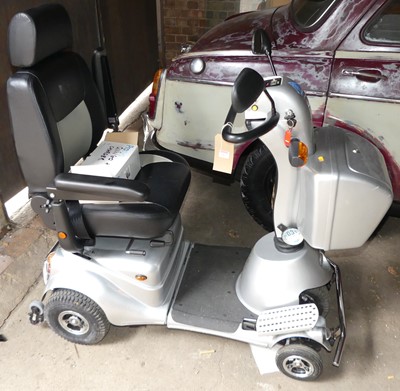 Lot 1461 - A Quingo Plus battery powered mobility scooter,...