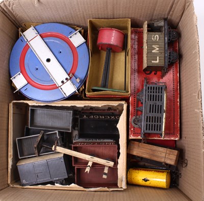 Lot 190 - Large box of low-quality 0 gauge items: approx...