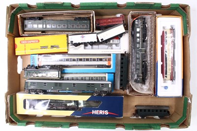 Lot 809 - One tray containing HO gauge wagons, coaches...