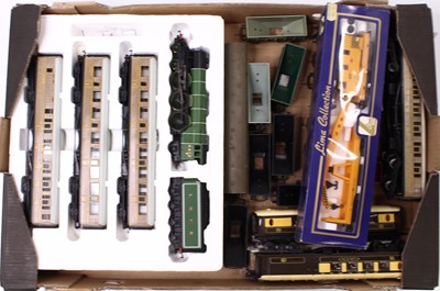 Lot 403 - A 00 gauge Hornby Flying Scotsman set, and...