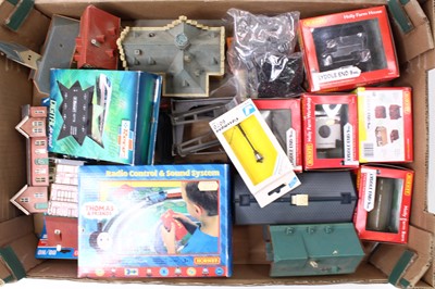 Lot 437 - One tray of 00 gauge buildings, accessories,...