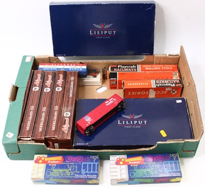 Lot 819 - One tray of HO gauge boxed and unboxed rolling...