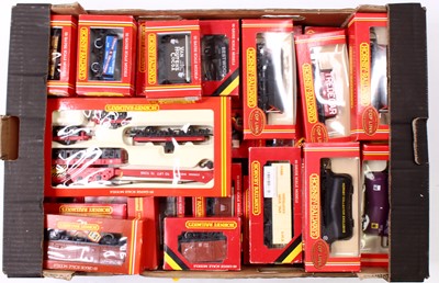 Lot 738 - One tray containing 00 gauge Triang and Hornby...