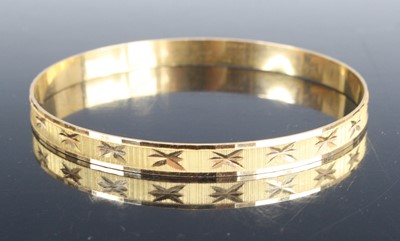 Lot 2589 - A modern 18ct gold and bright cut engraved...