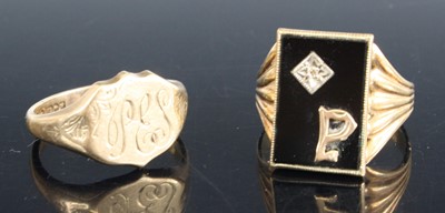 Lot 2597 - A gent's 9ct gold signet ring, sponsor W&H,...