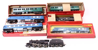 Lot 700 - Four Triang 00 gauge locos, including a 3-car...