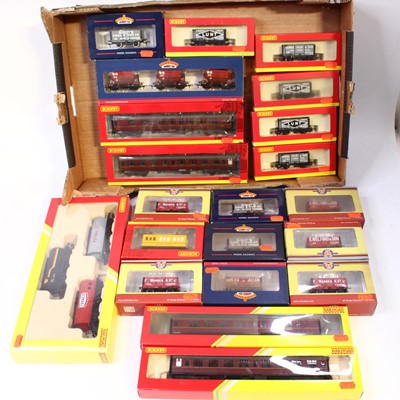 Lot 391 - One tray contains 00 gauge wagons by various...