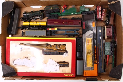 Lot 443 - One tray containing 00 gauge wagons, locos,...