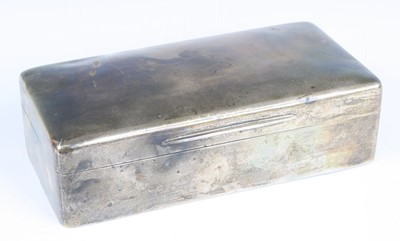 Lot 739 - A George V silver table cigarette box, of...