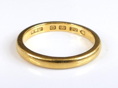 Lot 2634 - A 22ct gold 2.5mm D-shaped wedding band, size...