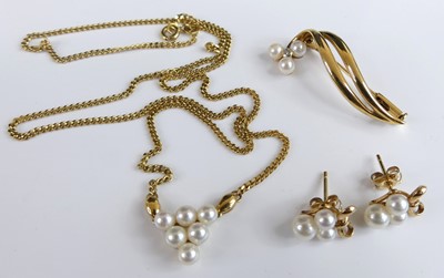 Lot 2635 - A suite of yellow metal pearl set jewellery,...