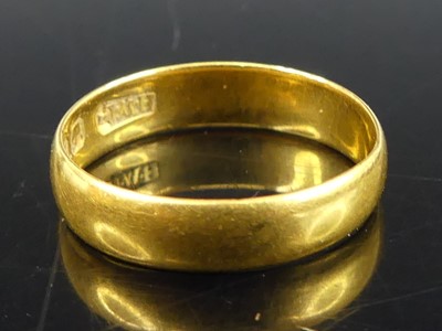 Lot 2667 - A 22ct gold 4mm D-shaped wedding ring, size H,...