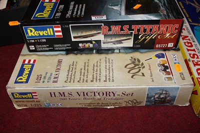 Lot 1539 - A Revell group of two plastic model kits to...