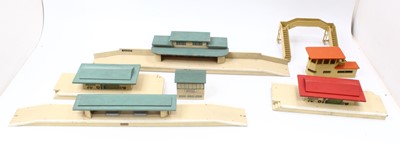 Lot 643 - Collection of Hornby Dublo items to include...