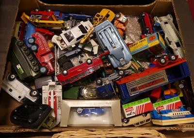 Lot 1578 - A tray containing loose and playworn diecast...