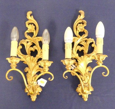 Lot 117 - A pair of Venetian giltwood wall sconces, h.41cm