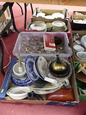 Lot 144 - A collection of glassware and ceramics to...