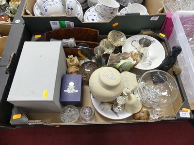 Lot 477 - A collection of ceramics and glassware, to...