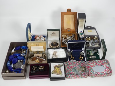 Lot 347 - A collection of mixed jewellery to include...