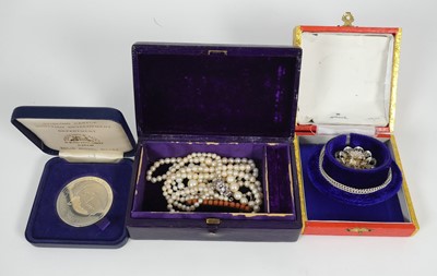 Lot 354 - A collection of jewellery to include a floral...