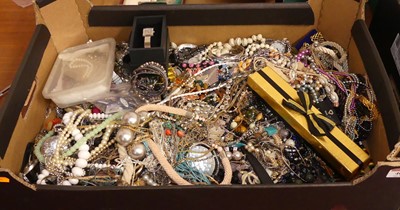 Lot 401 - A large collection of costume jewellery to...