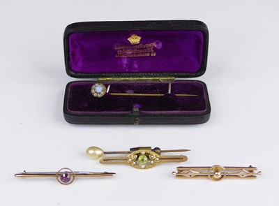 Lot 279 - An early 20th century 15ct gold, peridot and...