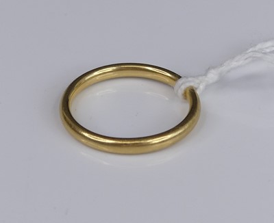 Lot 300 - A continental 18ct gold wedding band, 3.2g,...