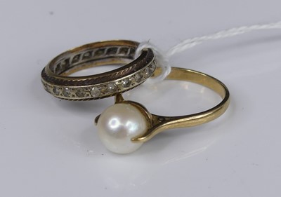 Lot 302 - A 9ct gold cultured pearl set dress ring, 2.5g,...