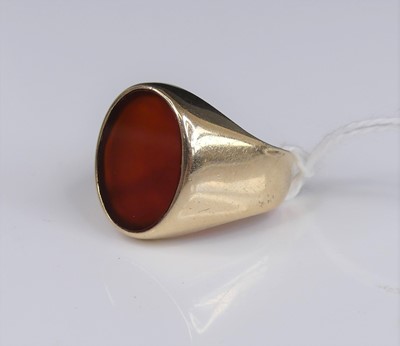 Lot 307 - A 9ct gold and agate set signet ring, 7.8g,...