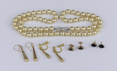 Lot 319 - Costume jewellery to include faux necklace,...