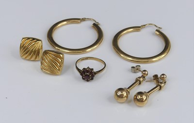 Lot 320 - Assorted modern 9ct gold fashion jewellery,...