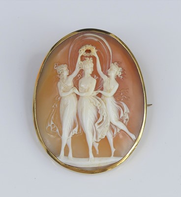 Lot 322 - A carved shell cameo brooch depicting the...