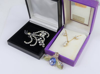 Lot 329 - Costume jewellery comprising a large paste set...