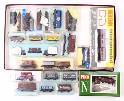 Lot 864 - 30 N gauge wagons by various manufacturers,...