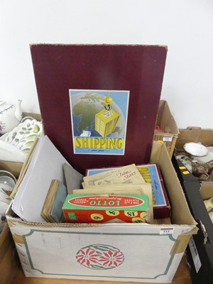 Lot 515 - A collection of vintage games and cigarette cards