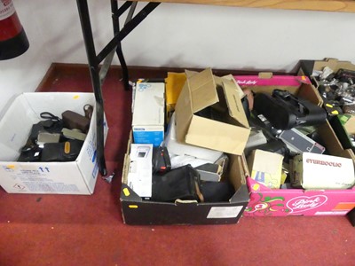 Lot 525 - A collection of cameras, related equipment and...