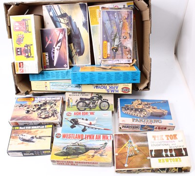 Lot 1822 - Matchbox/Airfix and other various scales a...