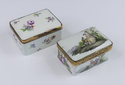 Lot 2397 - A porcelain trinket box, late 18th/early 19th...