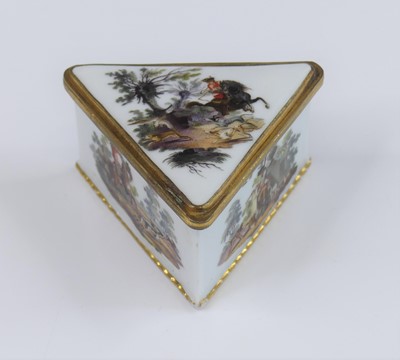 Lot 2400 - A porcelain trinket box, late 18th/early19th...