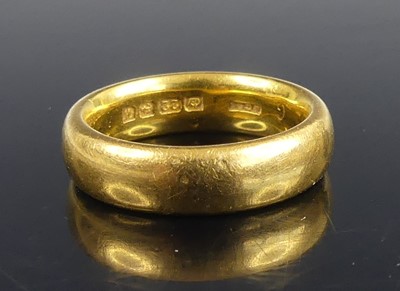 Lot 2527 - A 22ct gold court shaped wedding band,...